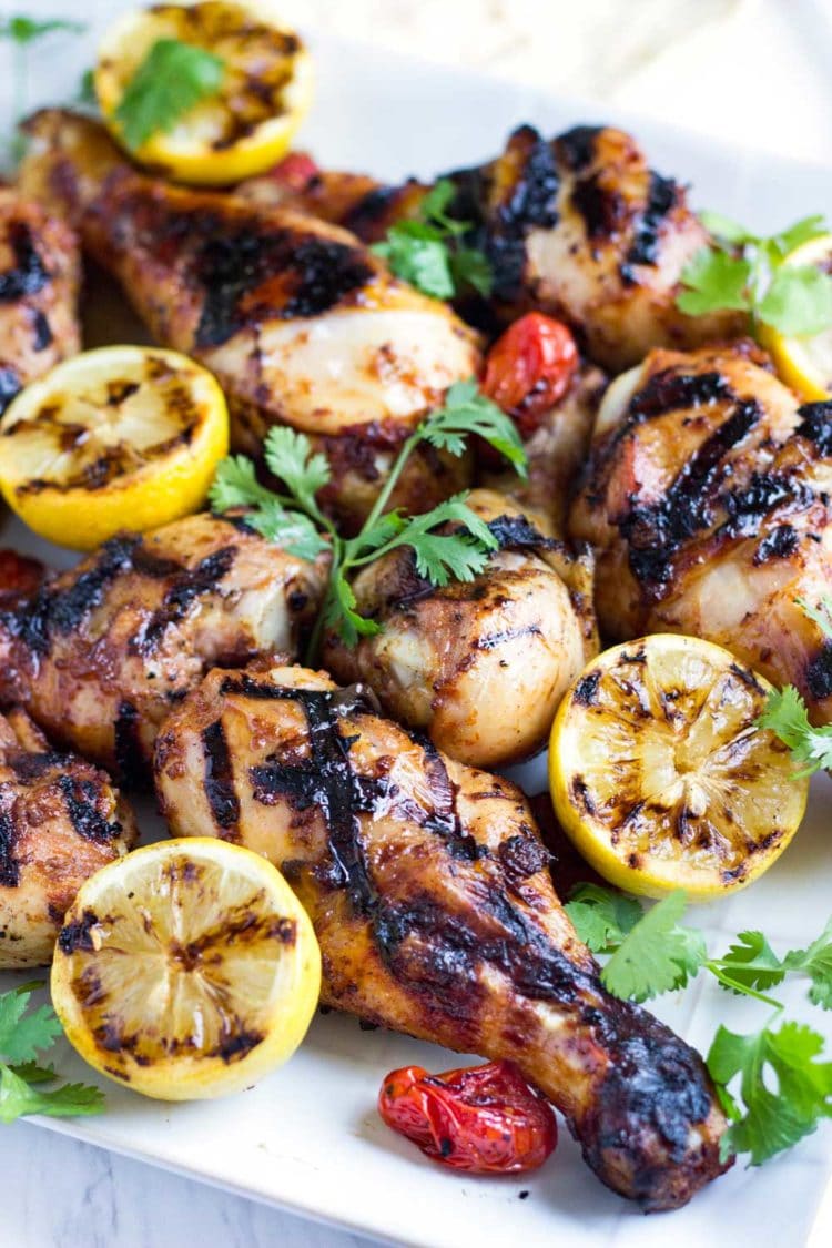   Este frango Harissa grelhado com gelado de mel tem o beijo perfeito e o mel adoça para adicionar um toque especial ao frango comum para churrasco.  A família adora!  www.keviniscooking.com 